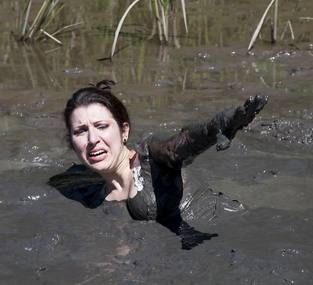 Тетка застряла. Девушка застряла в болоте.